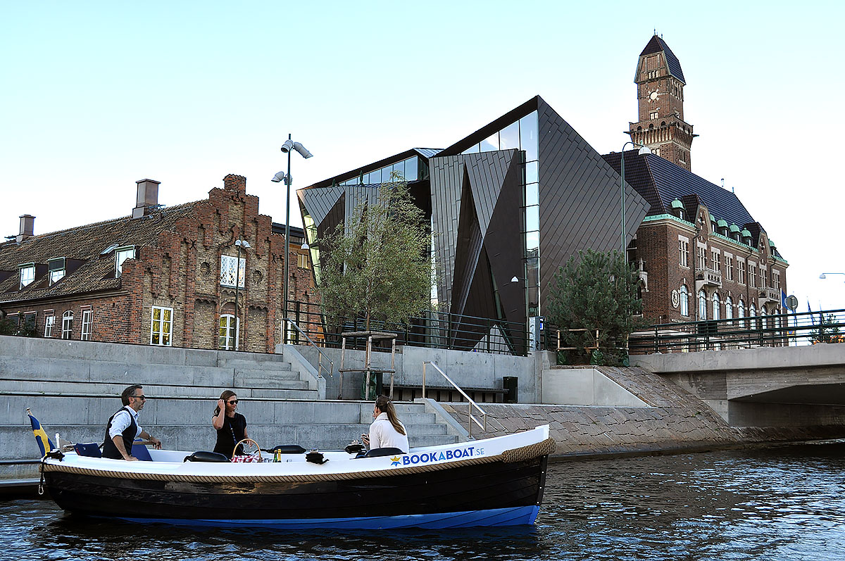 Se Malmös arkitektur från din elbåt