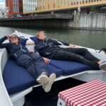 Loungedäck på en elbåt i Malmö