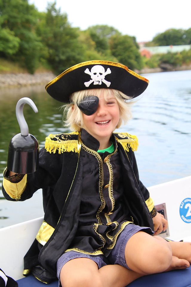 barn utklädd till pirat
