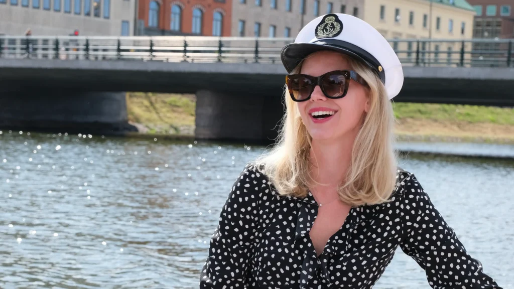 Tjej med kaptensmössa