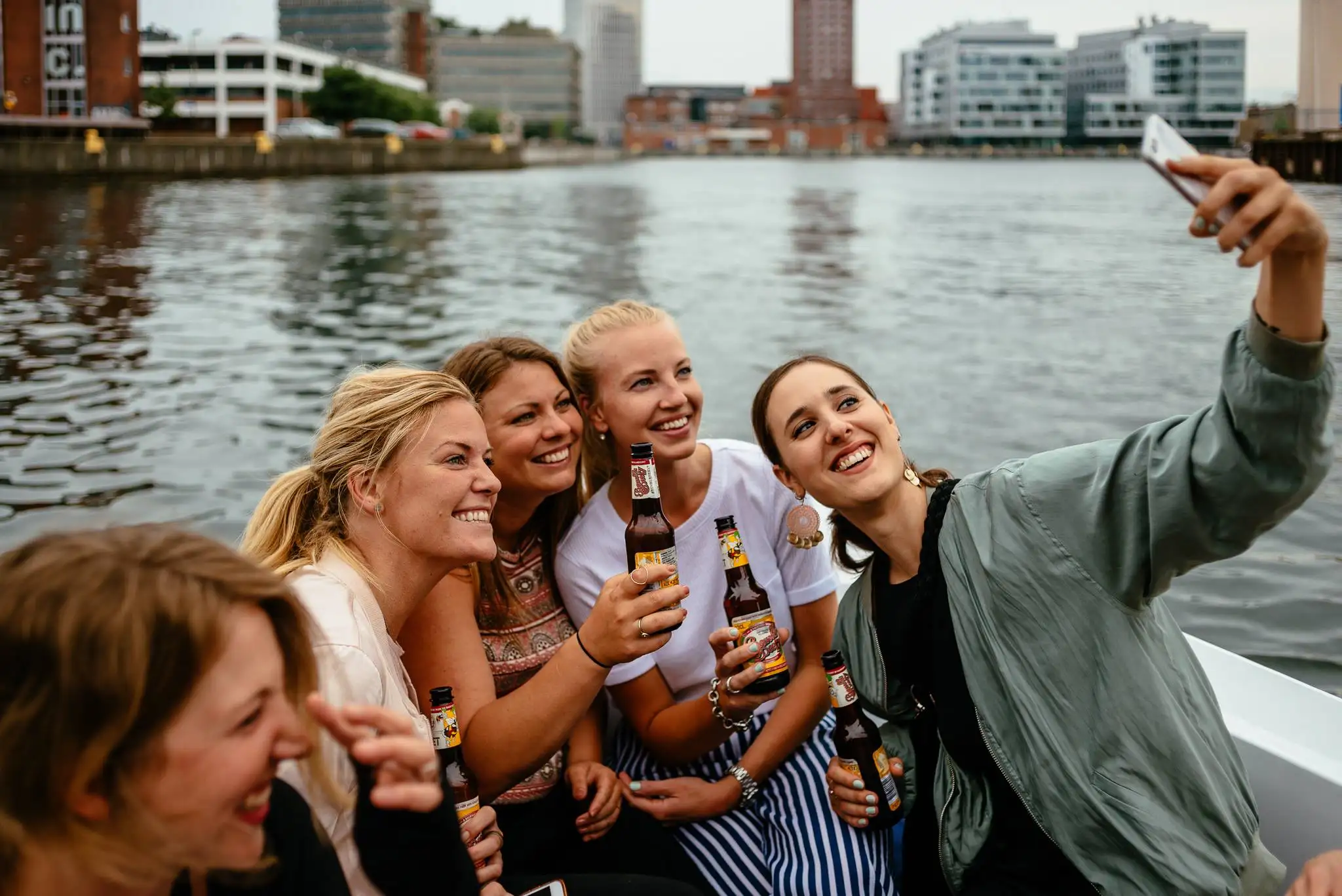 Tjejer som tar en selfi