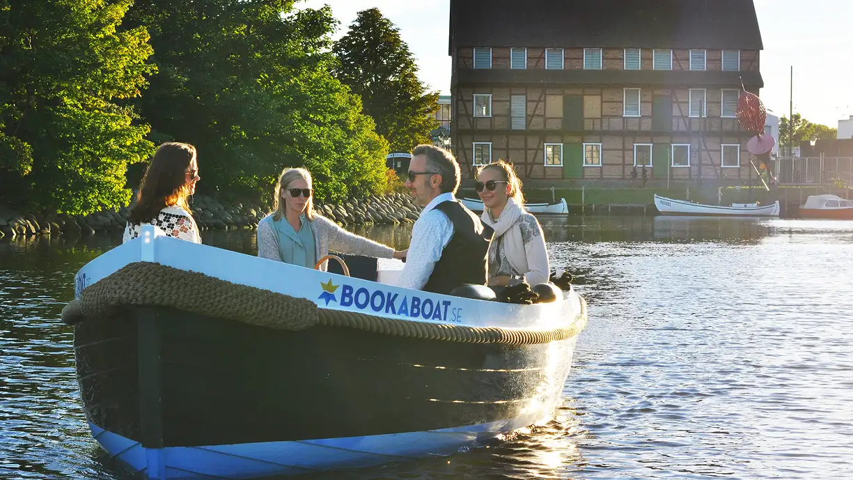 folk i en båt i solnedgång